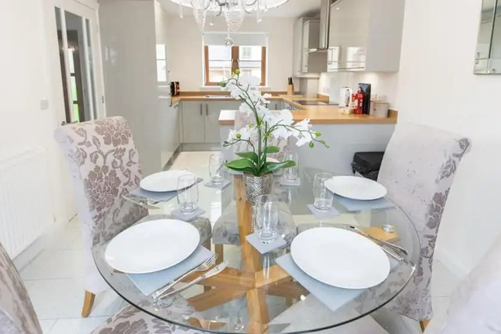Room 4 of 11