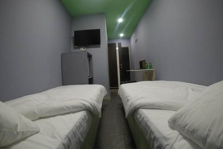 Room 11 of 11