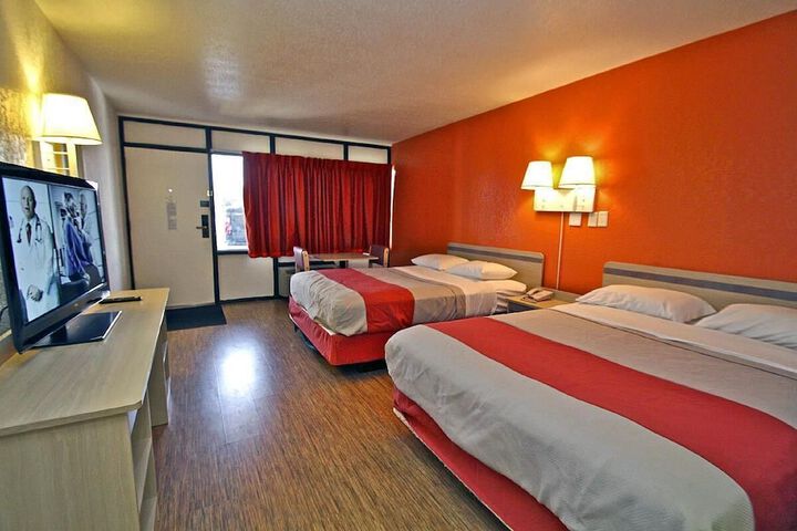 Room 27 of 40