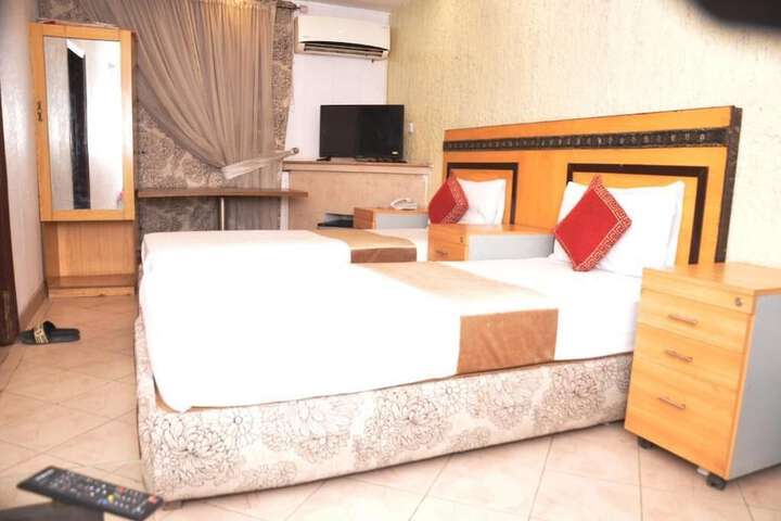 Room 32 of 39