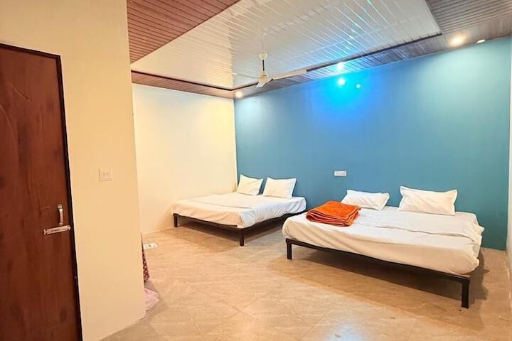 Room 4 of 12
