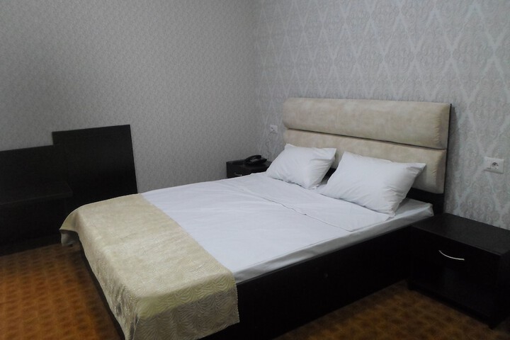 Room 9 of 33