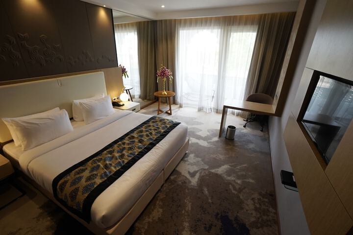 Room 18 of 93