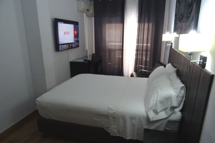Room 13 of 32