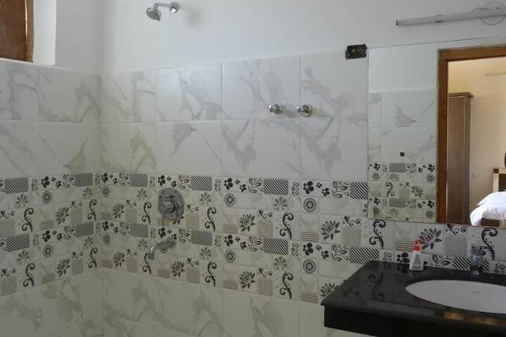 Room 6 of 11