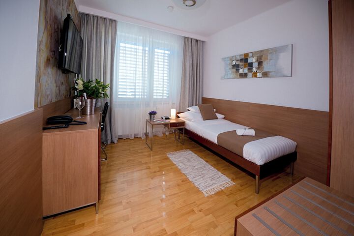 Room 5 of 67