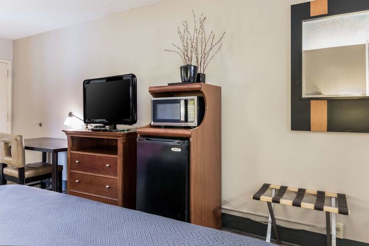 1 King Bed (21 of 23)