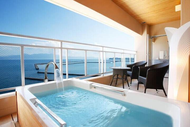Deep soaking bathtub