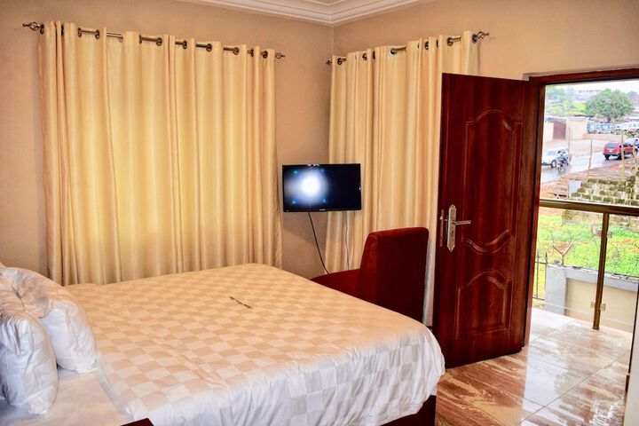 Room 4 of 33