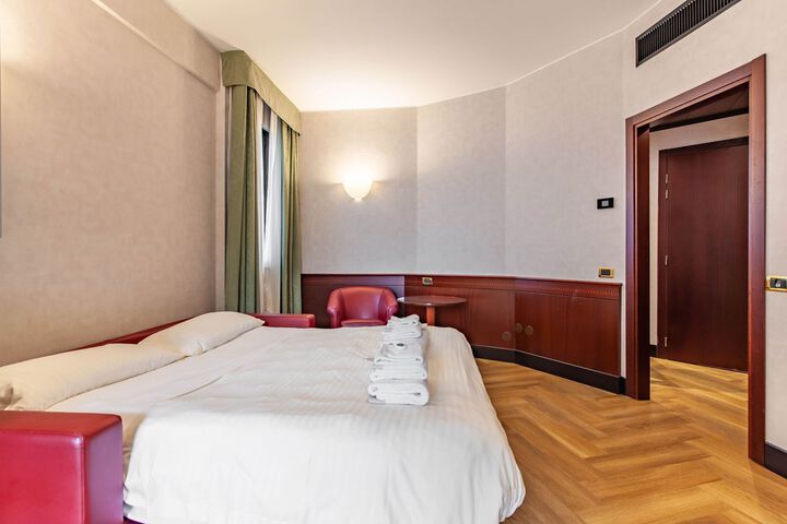 Room 80 of 82