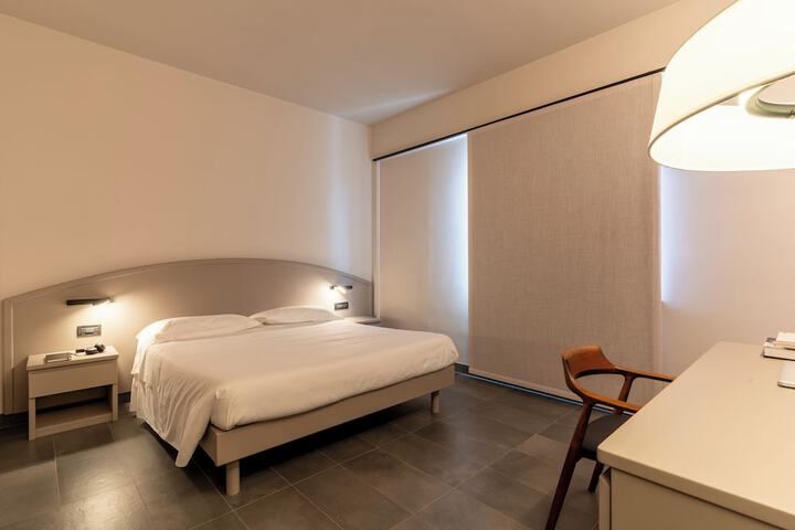 Room 8 of 33