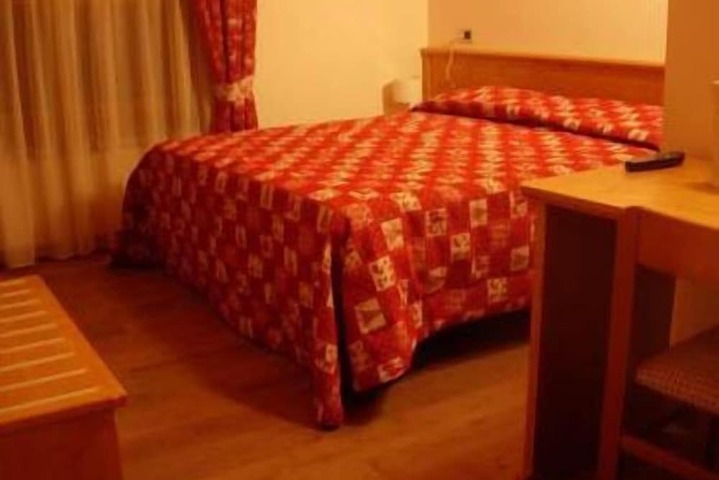 Room 9 of 37