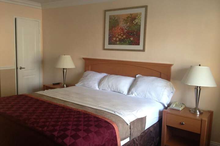 1 King Bed (5 of 11)
