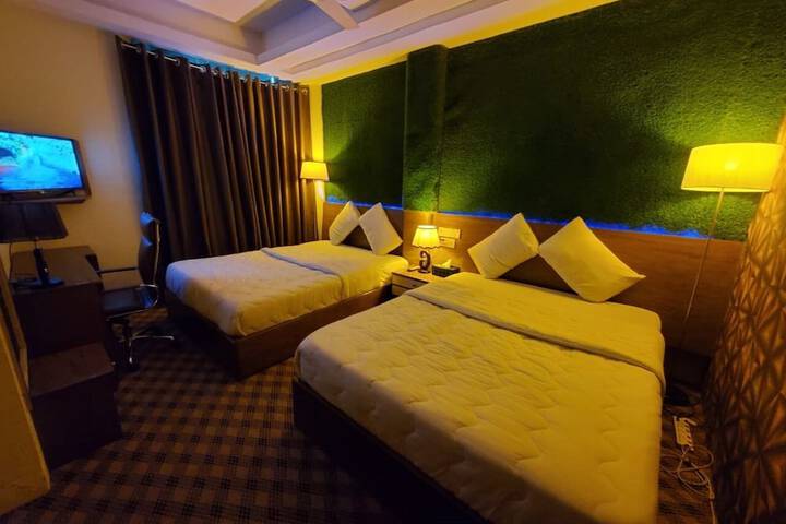 Room 4 of 9