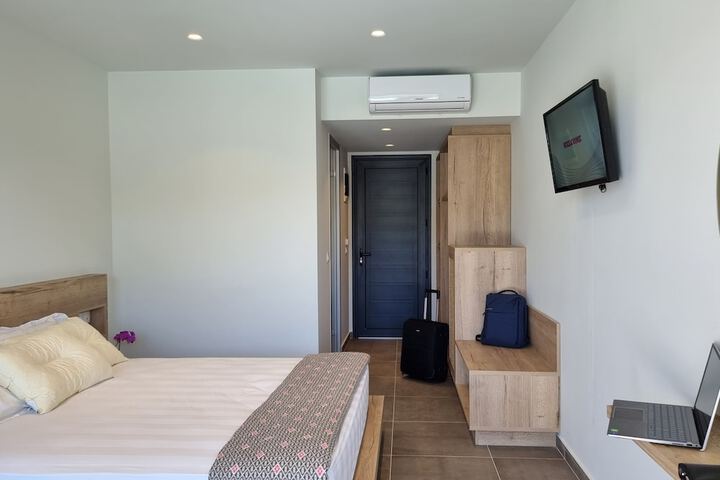 Room 4 of 63