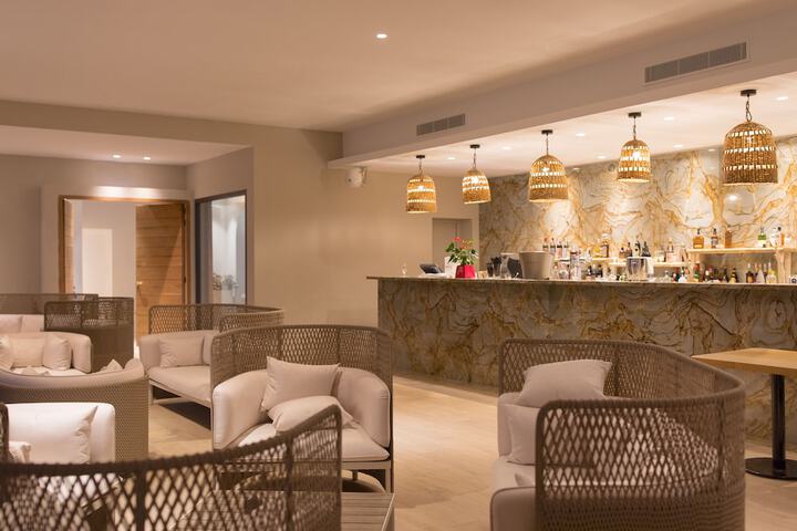 Lounge 114 of 124