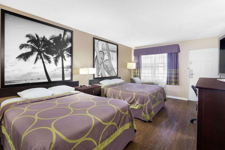 1 Queen Bed Mobility Hearing Impaired Accessible Room (8 of 14)