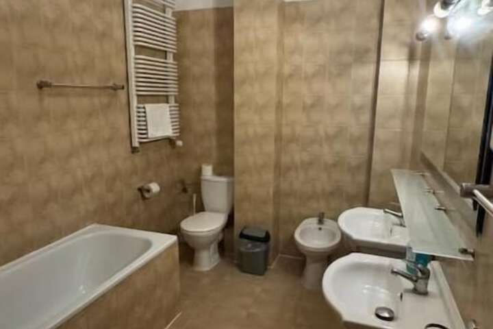 Room 10 of 12
