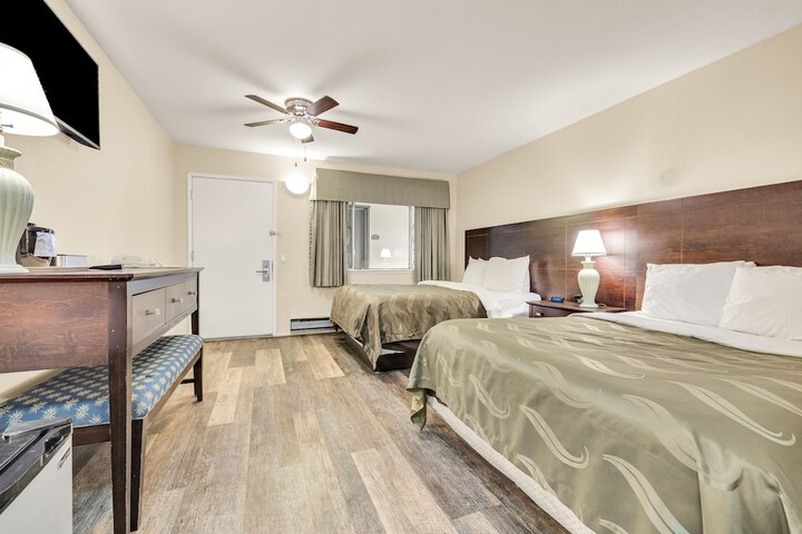 1 Queen Bed (12 of 18)