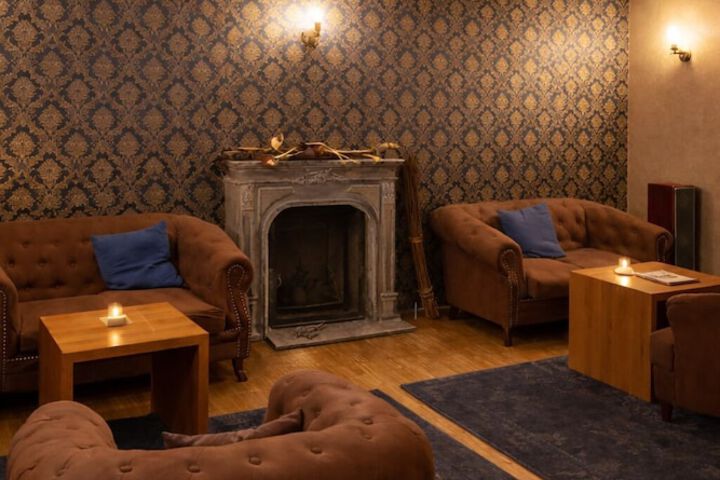 Lounge 20 of 25