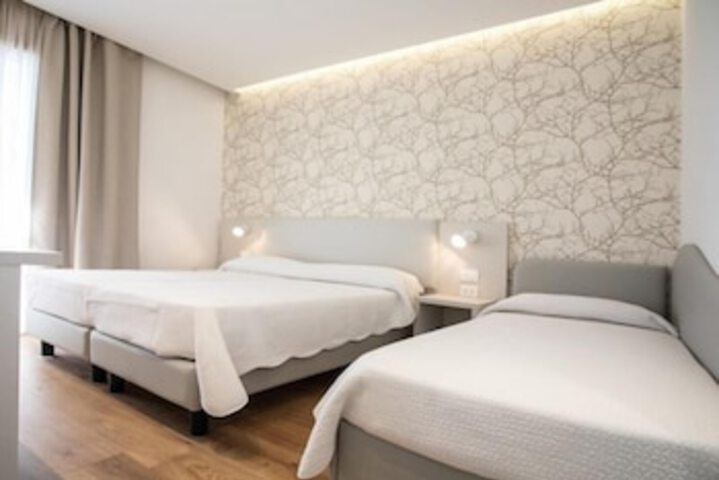 Room 10 of 28