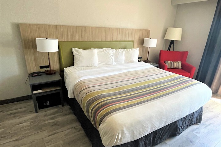 1 King Bed (2 of 20)