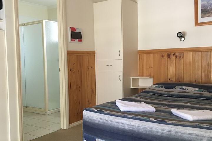 Room 3 of 77