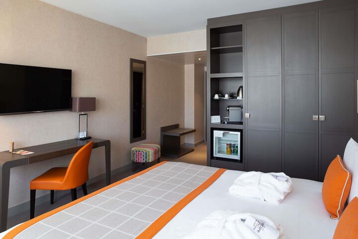 Room 15 of 90