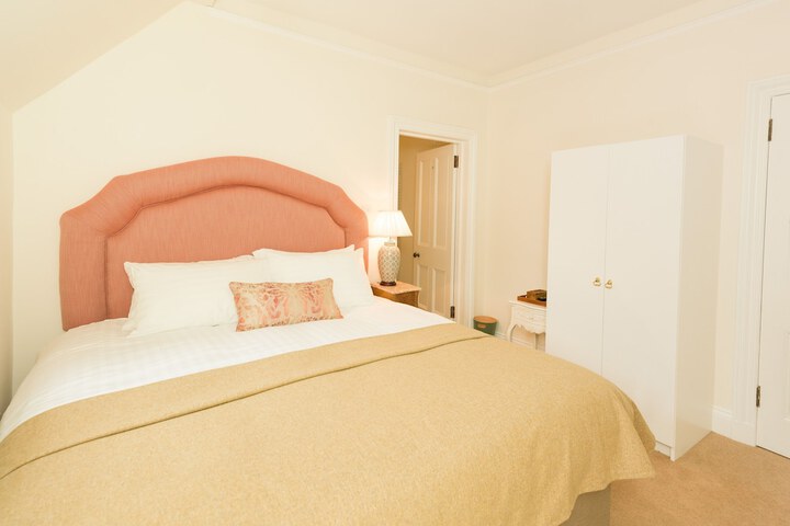 Room 104 of 373