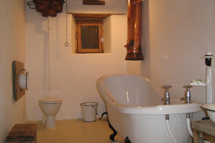 Room 6 of 13