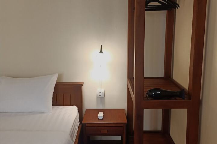 Room 8 of 80