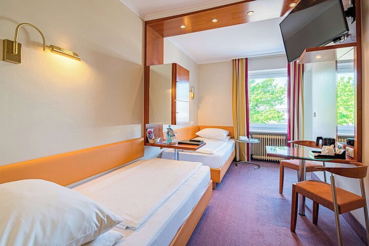 Room 10 of 48