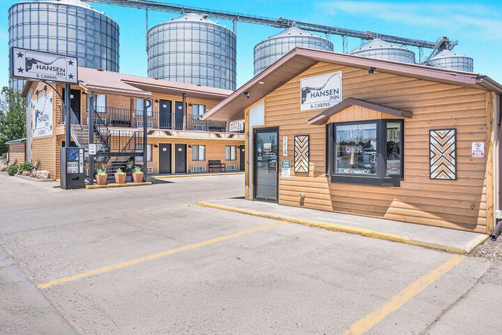 Hansen Inn and Cabins in Wall, SD