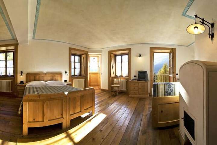 Room 3 of 20