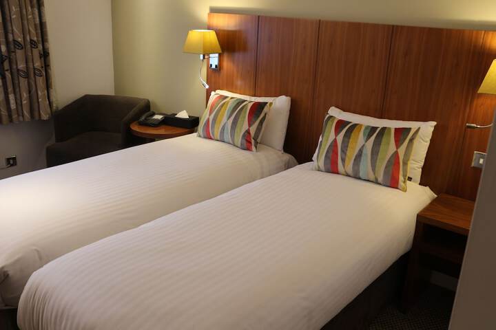 Room 6 of 16