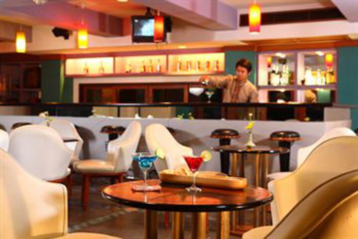 Lounge 15 of 36