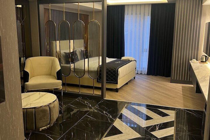 Room 11 of 76