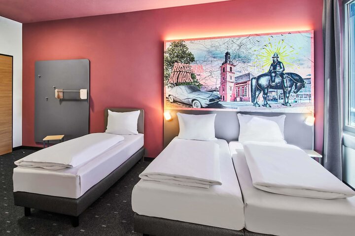 Room 10 of 28
