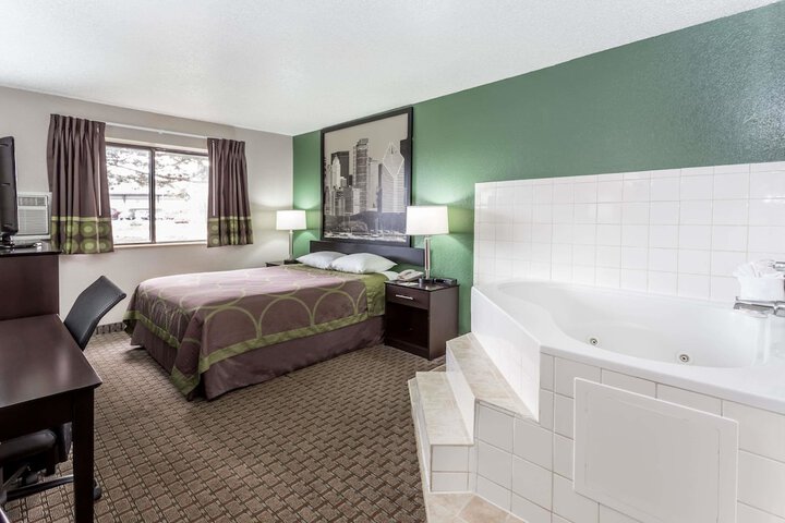 1 Queen Bed (7 of 14)