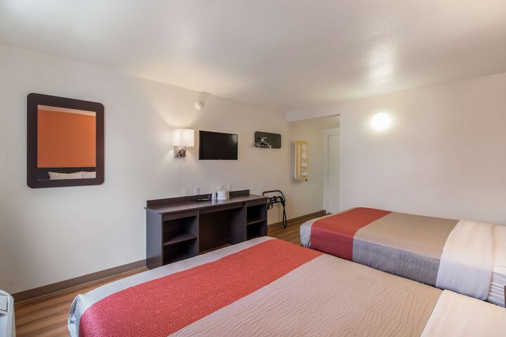 2 Queen Beds (3 of 6)