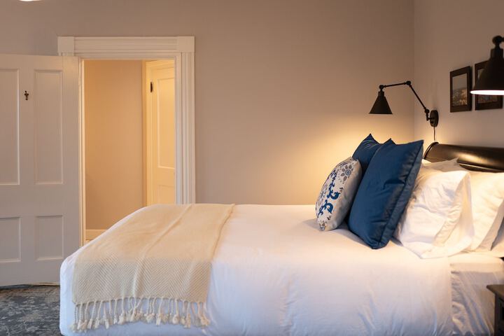 Deluxe Queen Bed (21 of 21)