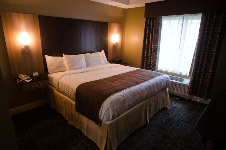 Deluxe King Bed (1 of 7)