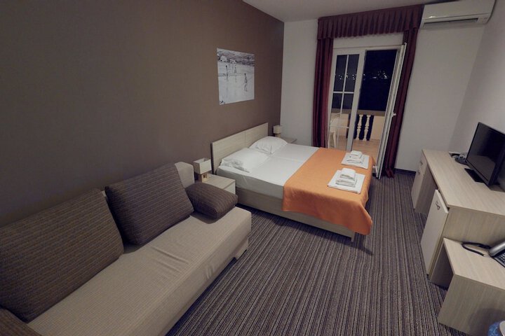 Room 8 of 42