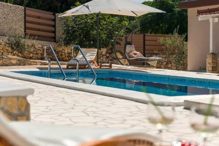 Pool 21 of 41