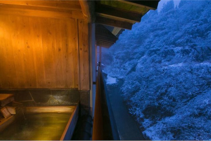 Deep soaking bathtub