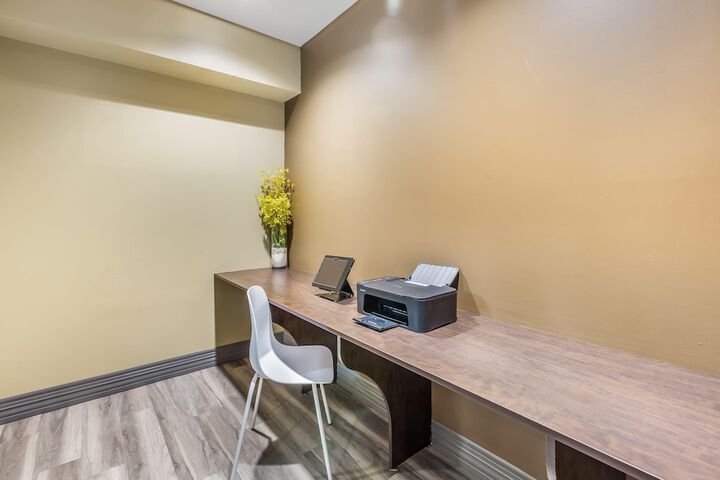 Business Center 89 of 96