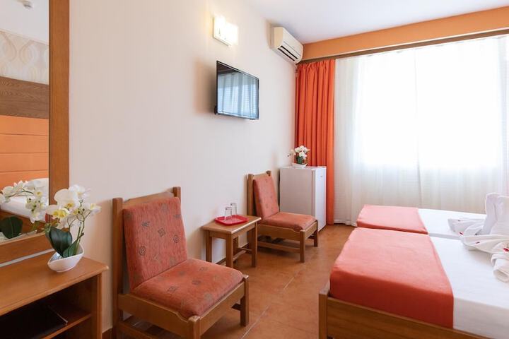 Room 6 of 9