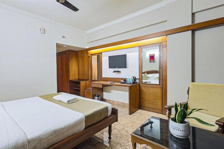 Room 6 of 18