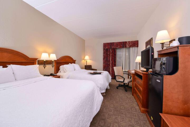 2 Queen Beds with Refrigerator, Microwave (3 of 14)