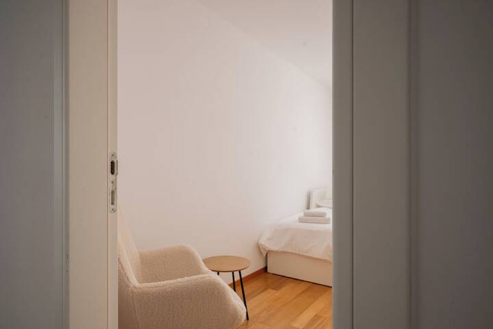 Room 27 of 93